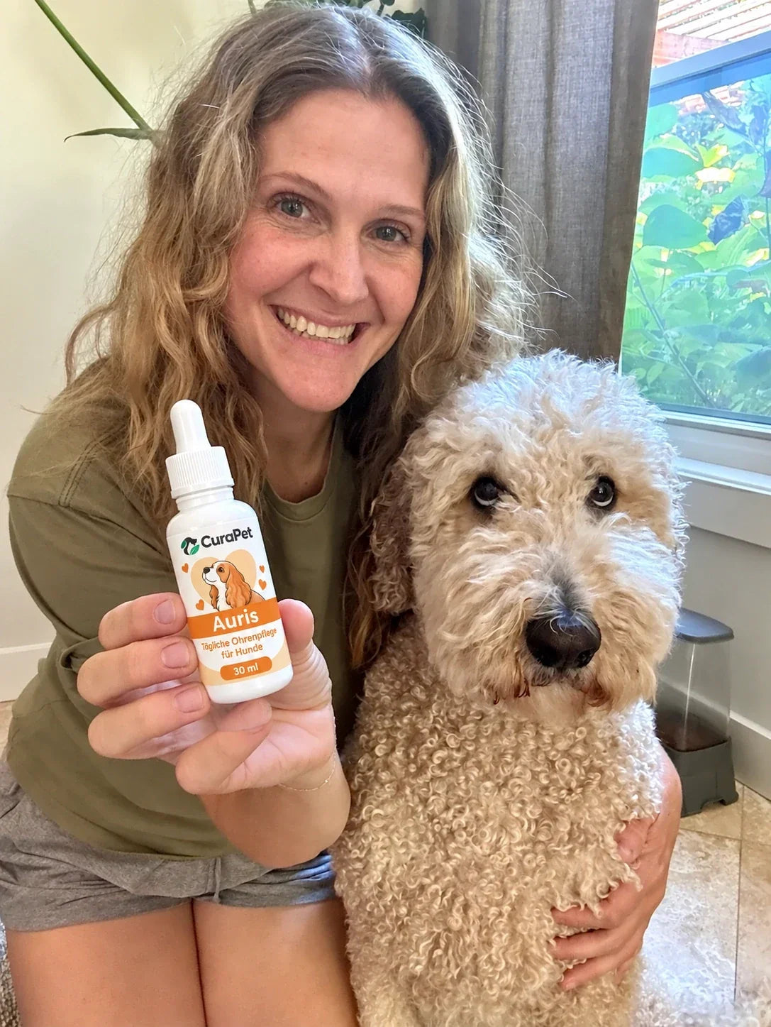 Hundehalterin mit Goldendoodle und CuraPet Auris