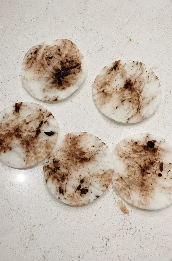 Wattepads mit Ohrenschmalz